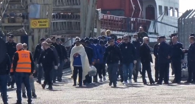 49 asylum seekers disembark at the port of Shëngjin, the decision of the Rome court is awaited